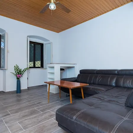 Flora Auberge de jeunesse Mali Lošinj