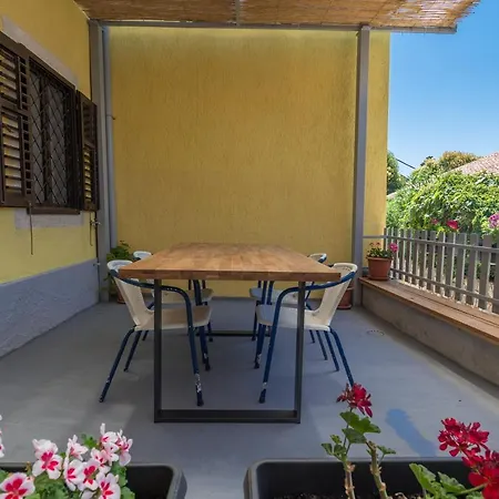 Flora Hostel *