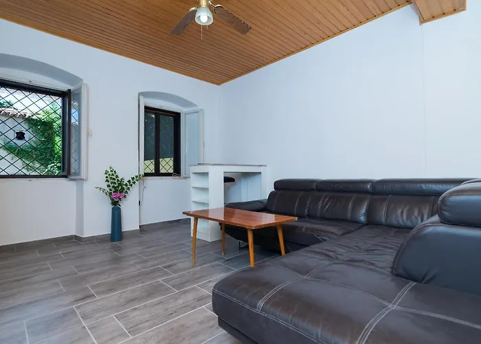 Flora Hostal Mali Lošinj