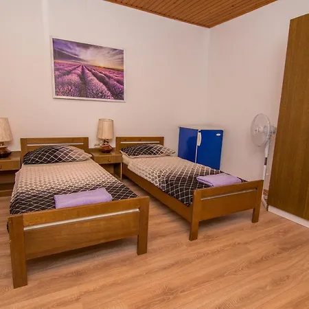 Flora Auberge de jeunesse Mali Lošinj