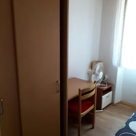 אכסניה Flora מאלי לוסיניי